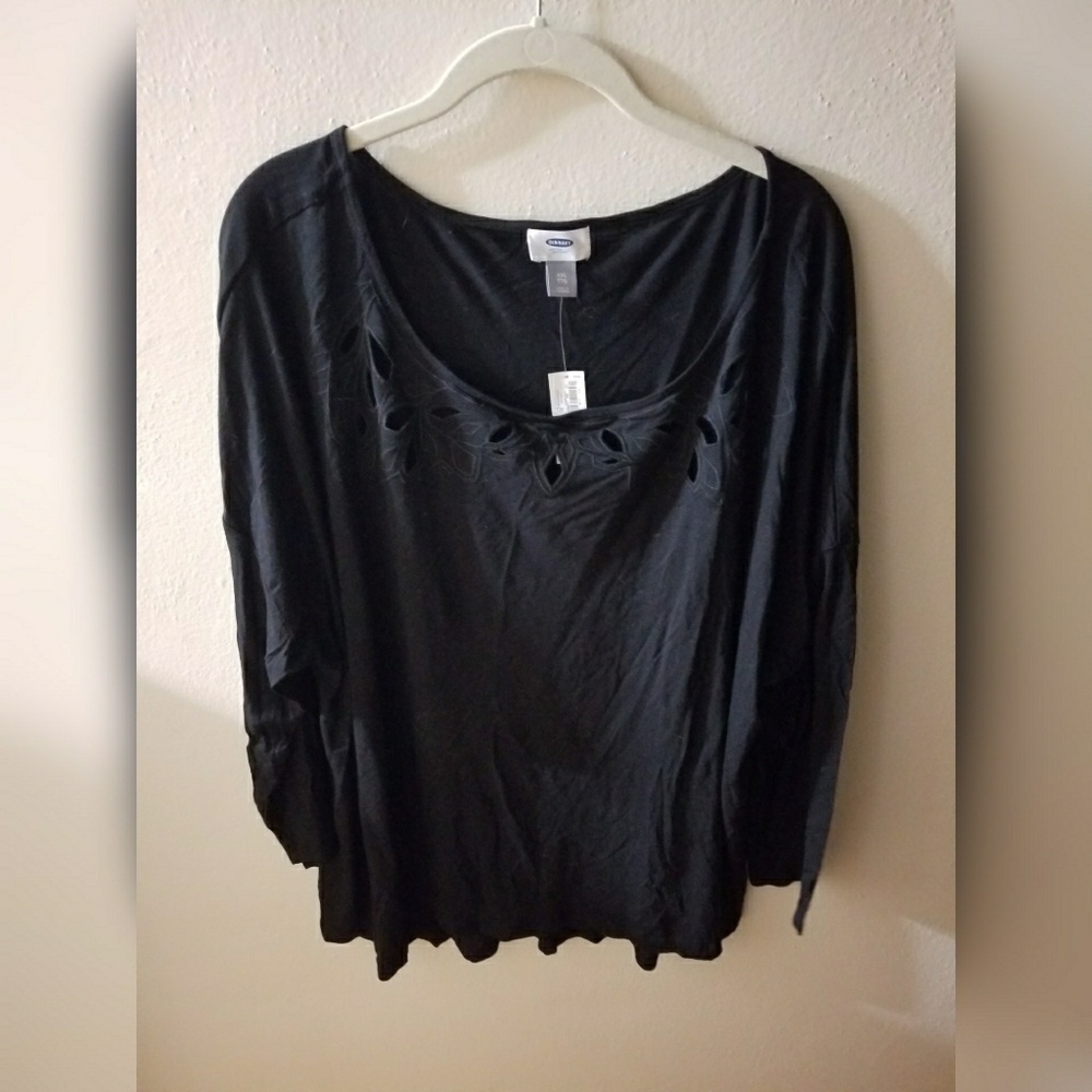 3/4 length cut out neck t shirt 💖